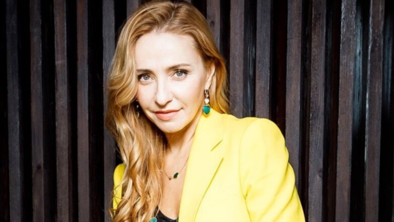 Навка призналась, что ходит по дому в одних «трениках»