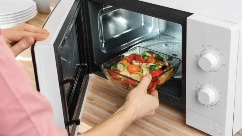 Названы продукты, которые опасно греть в микроволновке