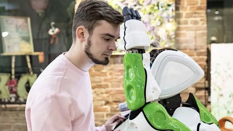 В России создан робот для измерения температуры тела в общественных местах