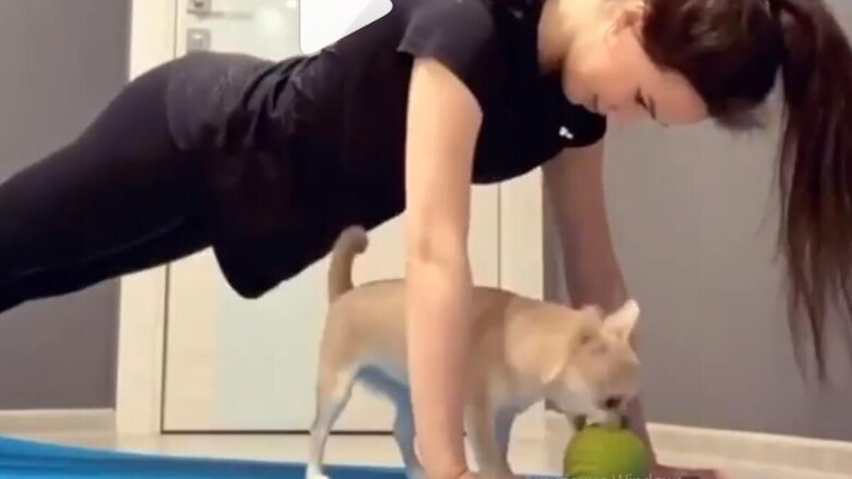 Загитова вместе с собакой провела домашнюю тренировку