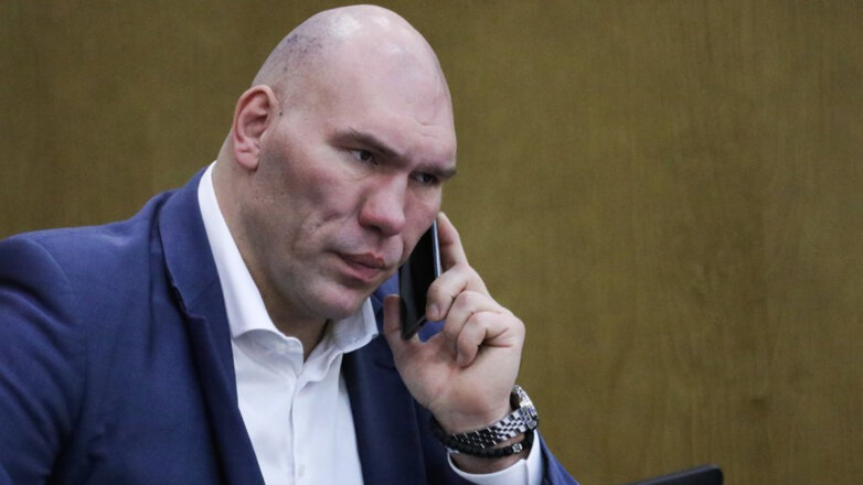 Валуев призвал поощрить медсестру в бикини