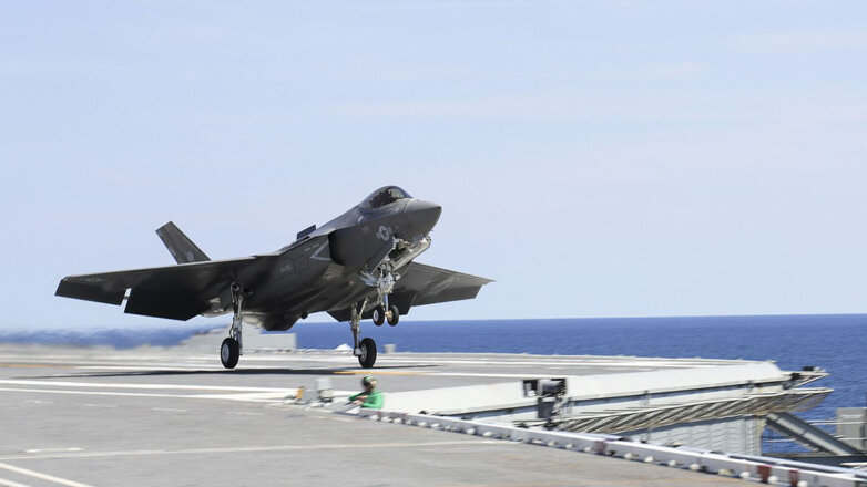F-35C едва не упал с авианосца во время взлета