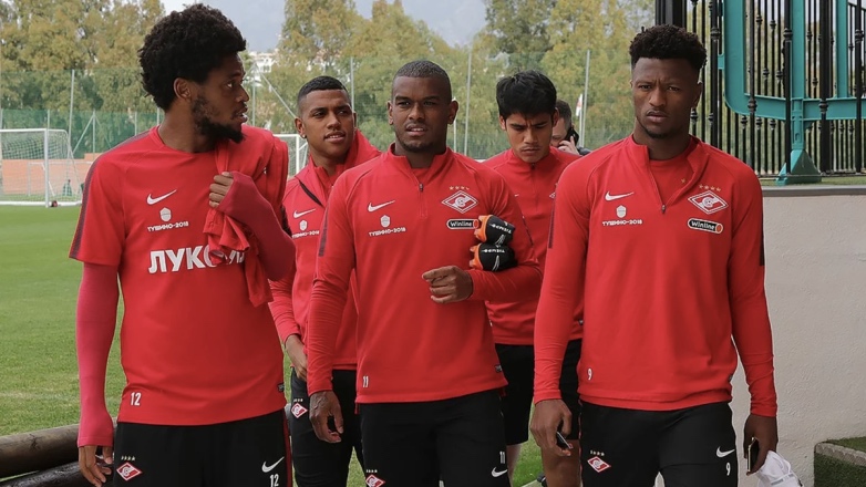 Россия сняла ограничение на возвращение иностранных тренеров и спортсменов