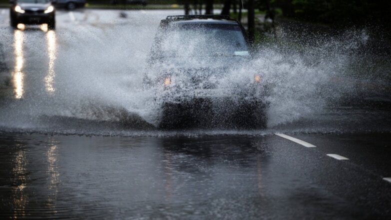 Поездка на автомобиле в дождь: советы специалистов по безопасности