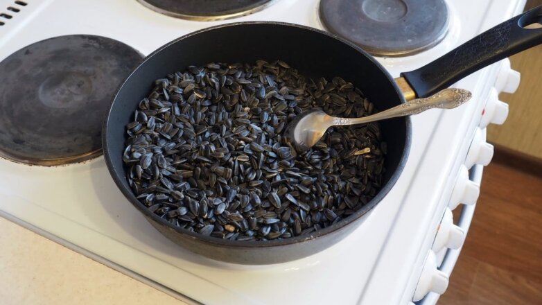 Россияне на самоизоляции стали чаще покупать семечки