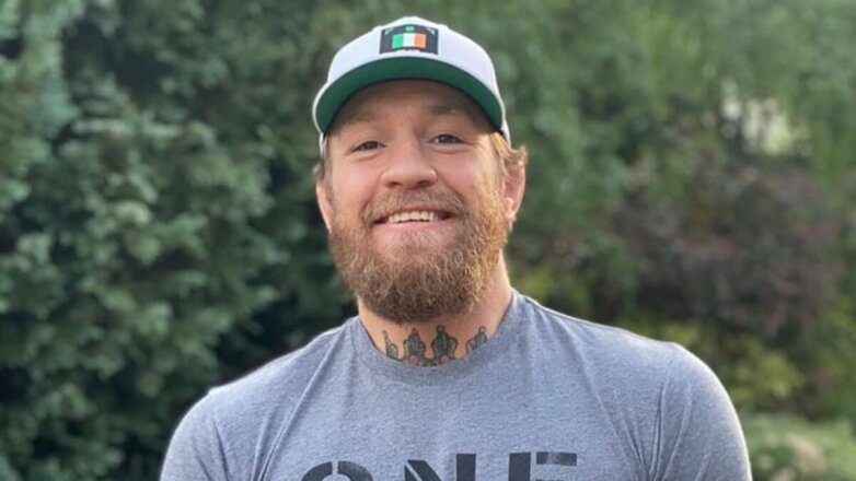 Макгрегор показал на видео, как есть пчел