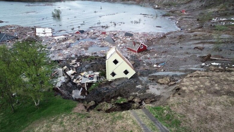 Видео: оползень отнес в море жилой поселок