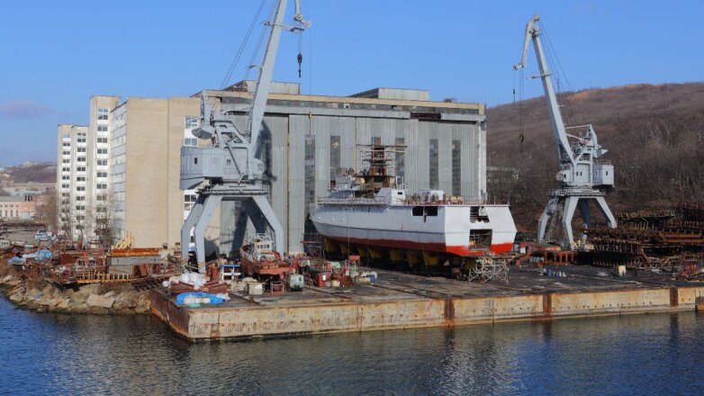 Восточная верфь досрочно построила плавучие причалы для ВМФ России