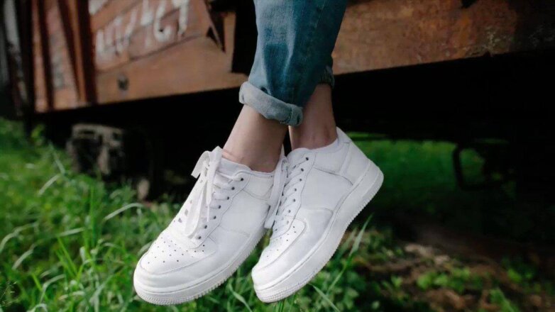 Как вернуть белым кроссовкам новый вид: простой способ без химии