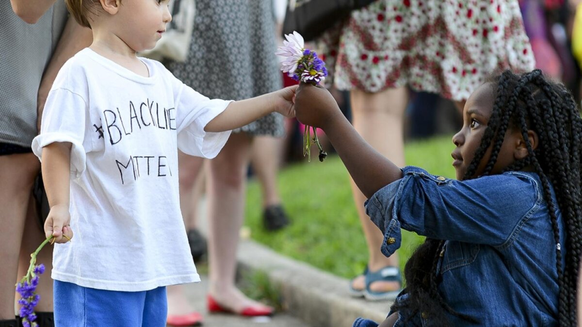Американский активист призвал лишить белых детей счастливого детства
