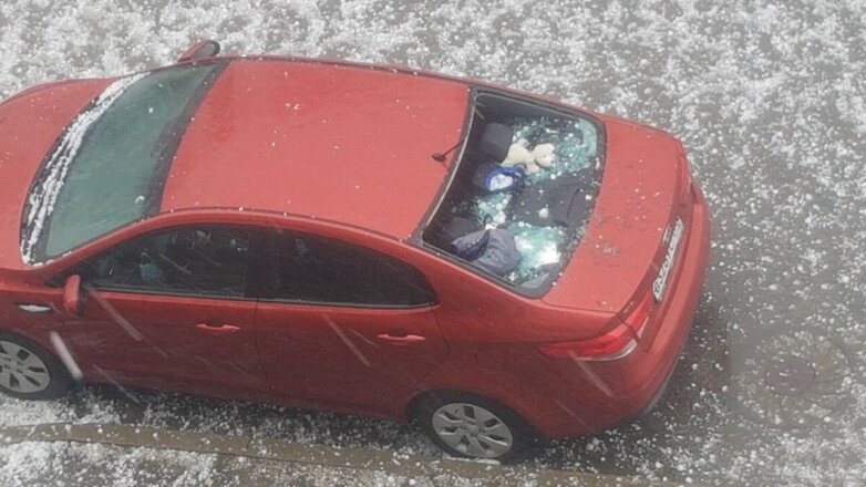 Выпавший в Петербурге гигантский град сняли на видео