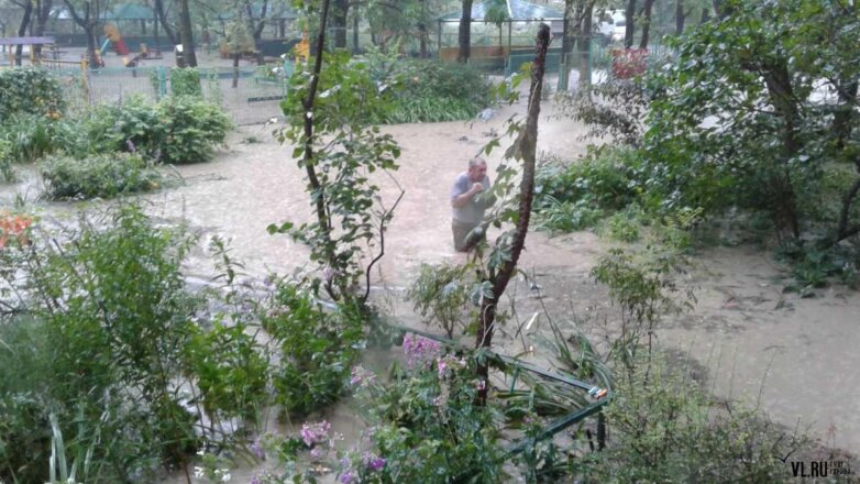 Во Владивостоке из-за ливня затопило улицы и сошел сель
