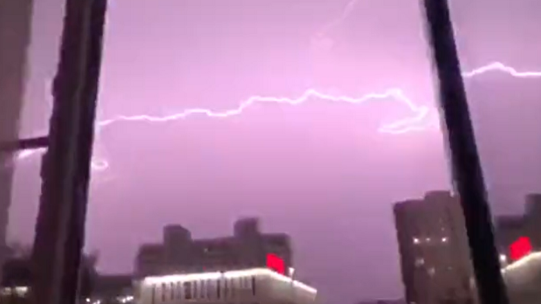 Необычно мощную молнию в Москве сняли на видео