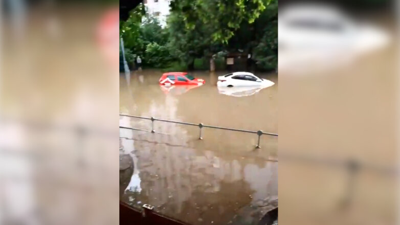 Из-за мощнейшего ливня с грозой машины Москвы «поплыли» по улицам