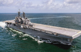 США ввели в состав флота новейший десантный вертолетоносец