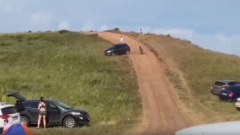 В Башкирии автомобиль скатился с горы в отдыхающих на пляже