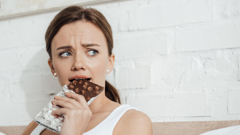 Россиян в депрессии призвали отказаться от вина и шоколада