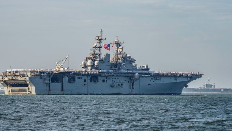 ВМС США сообщили о пожаре еще на одном десантном вертолетоносце