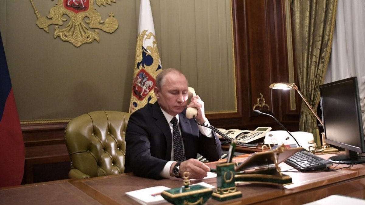 Путин и Меркель обсудили по телефону ситуацию с Навальным