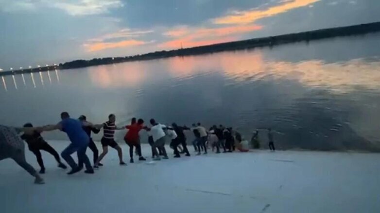 В Перми жители выстроились в живую цепь ради спасения тонувшей женщины