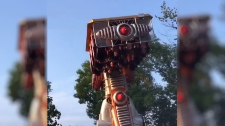 В Нальчике люди пять минут провисели вниз головой на аттракционе