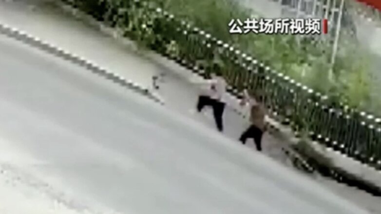 Двое пешеходов провалились в карстовую воронку