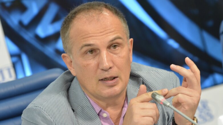 Политолог назвал надбавку учителям за классное руководство «жалкой подачкой»