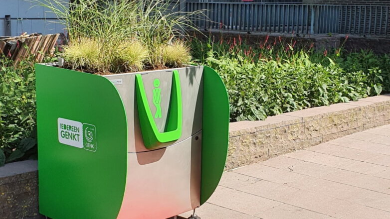 На улицах Амстердама появились клумбы-писсуары