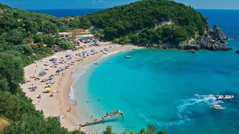 В Болгарии туристы сами чистят пляжи от пальмового масла