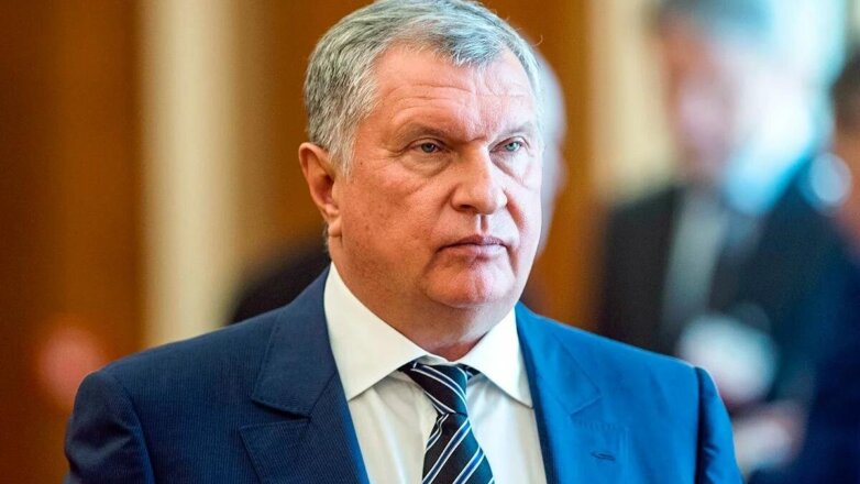 Сечин пришел на встречу к Путину с необычным подарком