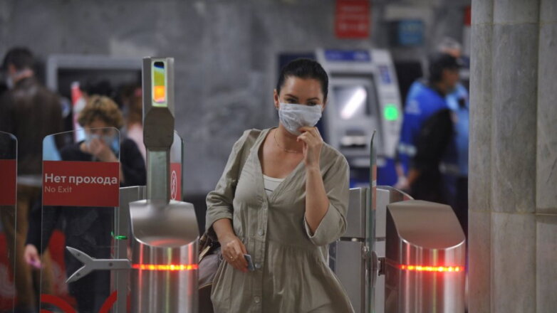 В московском метро резко подешевеют медицинские маски