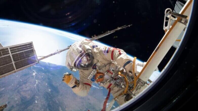 Российские космонавты второй раз в 2022 году вышли в открытый космос