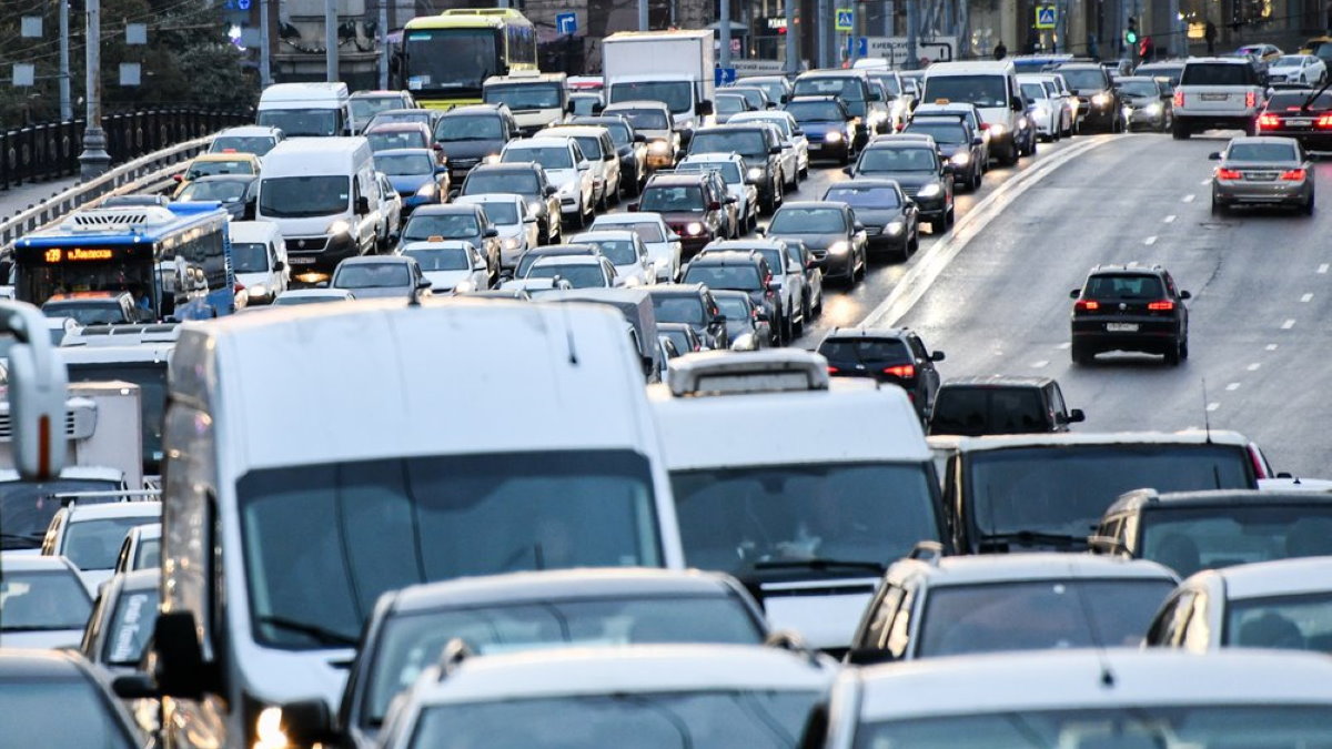 Водителей в Москве предупредили, что час пик «будет долгим и непростым»