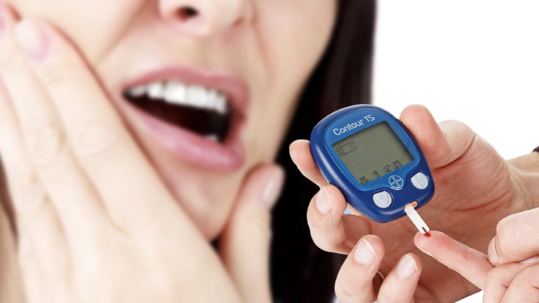Во рту увидели симптомы опасного уровня сахара в крови