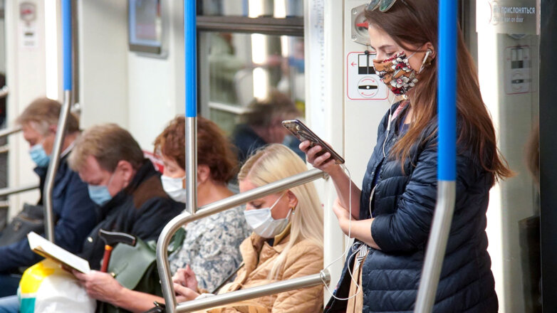 Психолог объяснил, почему россияне не носят маски