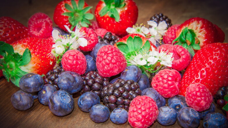 Какие ягоды могут быть вредны для здоровья, рассказала врач