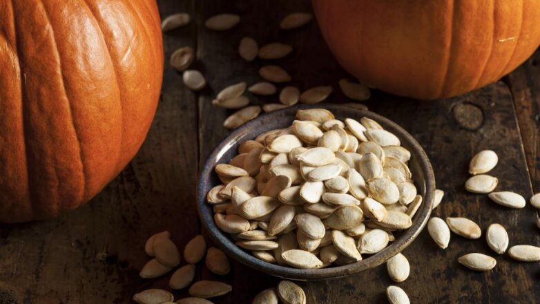 Диетолог назвала вредные и полезные для иммунитета семечки