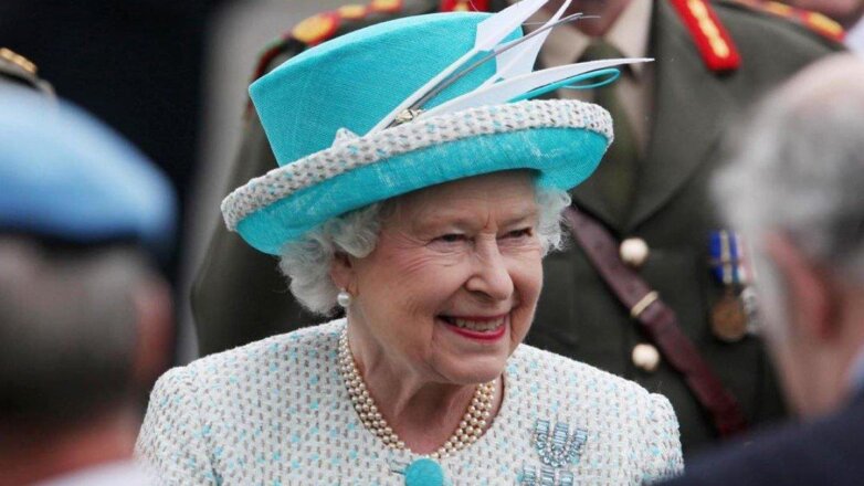 Елизавету II подвергли критике в ее первый выход в свет за семь месяцев