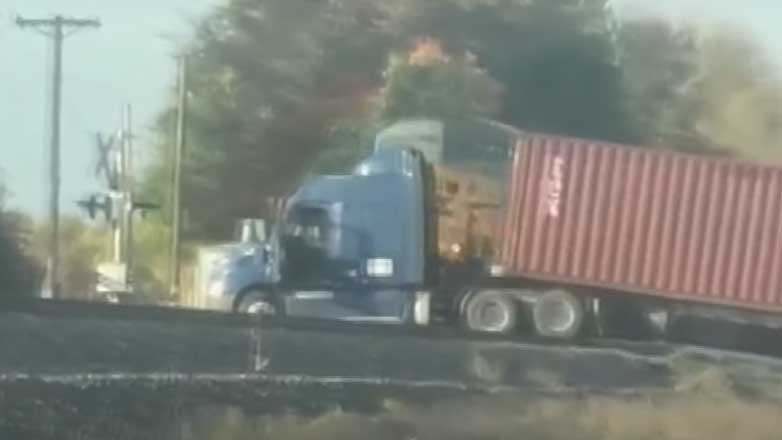 Грузовой поезд протаранил фуру с прицепом: видео