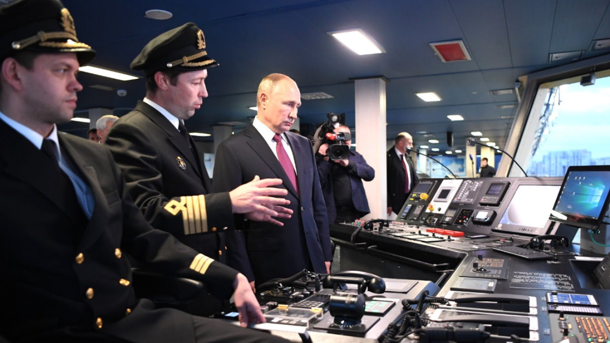 Путин принял участие в поднятии флага на новом ледоколе «Виктор Черномырдин»