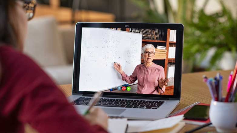 Стало известно, для каких школьников в Москве могут продлить «удаленку»