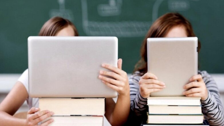 РБК: родители школьников заявили о "беспрецедентном отставании" в учебе