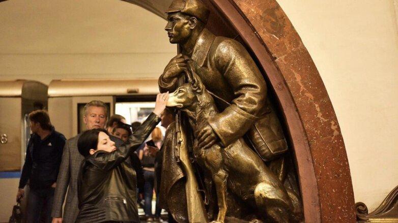 Москвичей попросили не трогать скульптуры в метро 