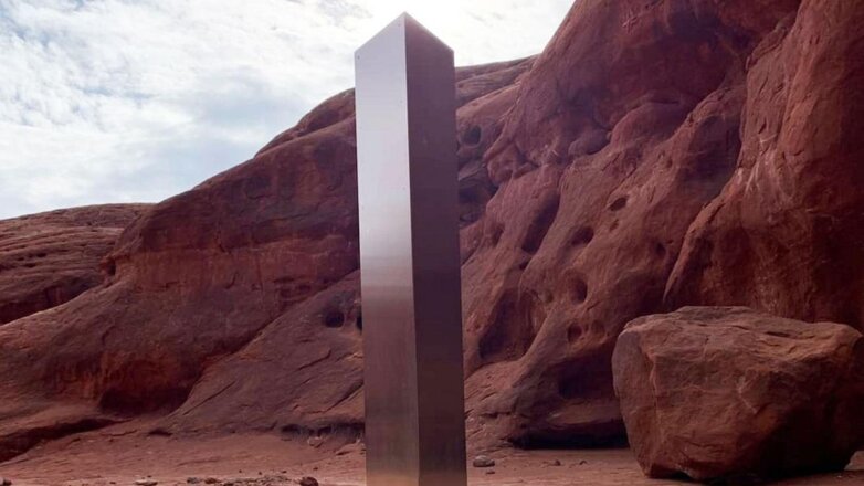 Из пустыни исчез таинственный металлический монолит