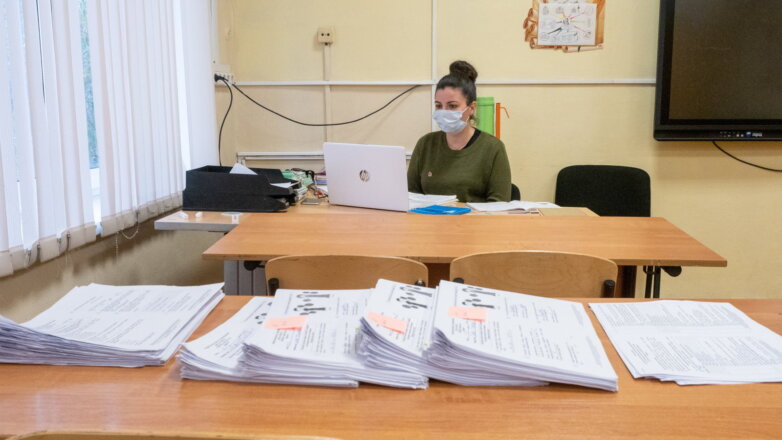 Собянин предложил отменить ношение масок для учителей