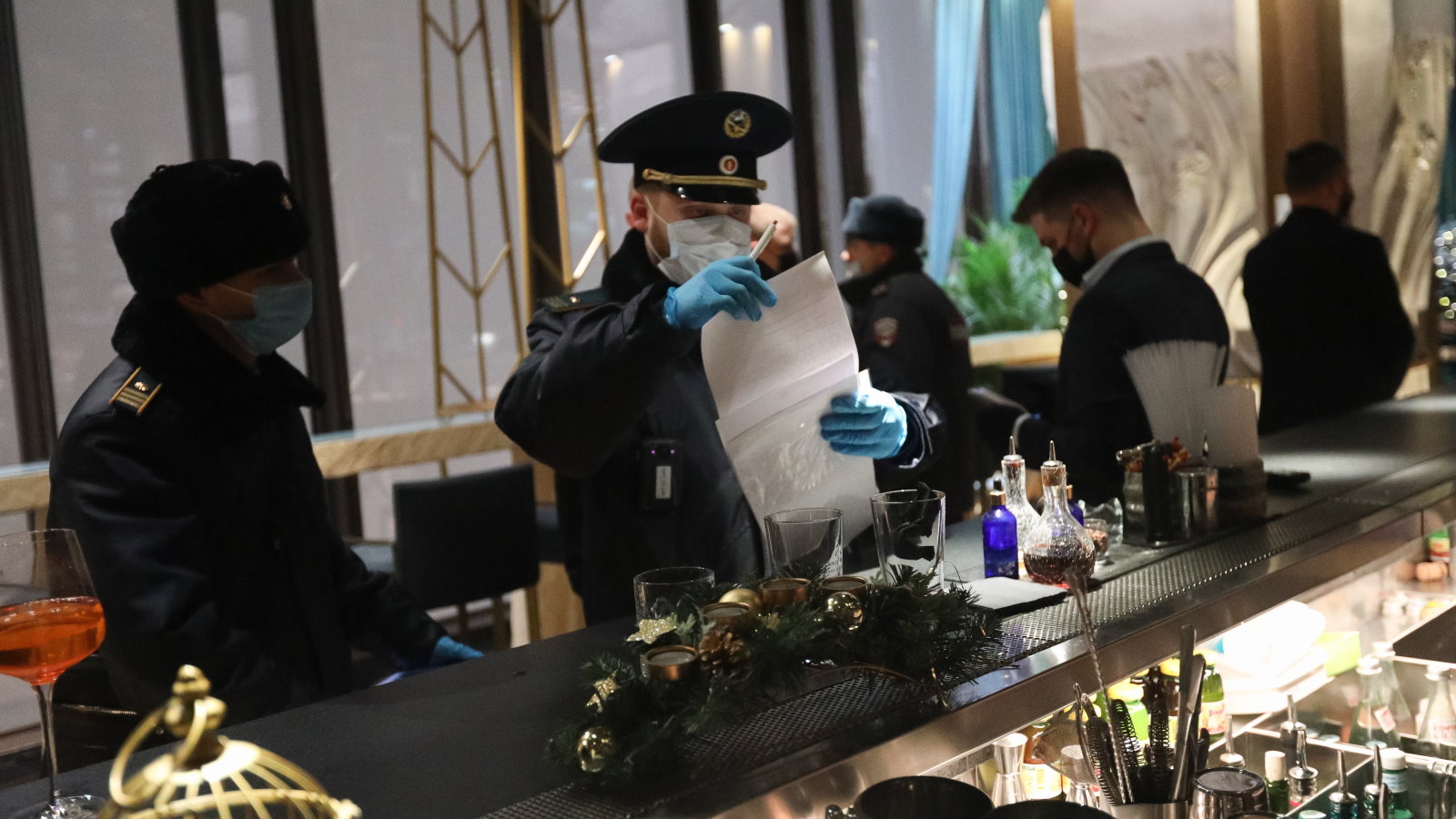 Посетители ресторана в Москве устроили драку во время коронавирусного рейда