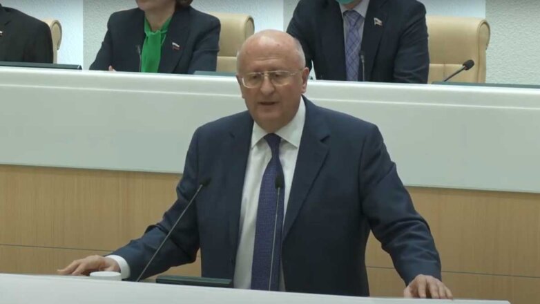 Гинцбург заявил, что после прививки от COVID-19 нельзя пить алкоголь три дня