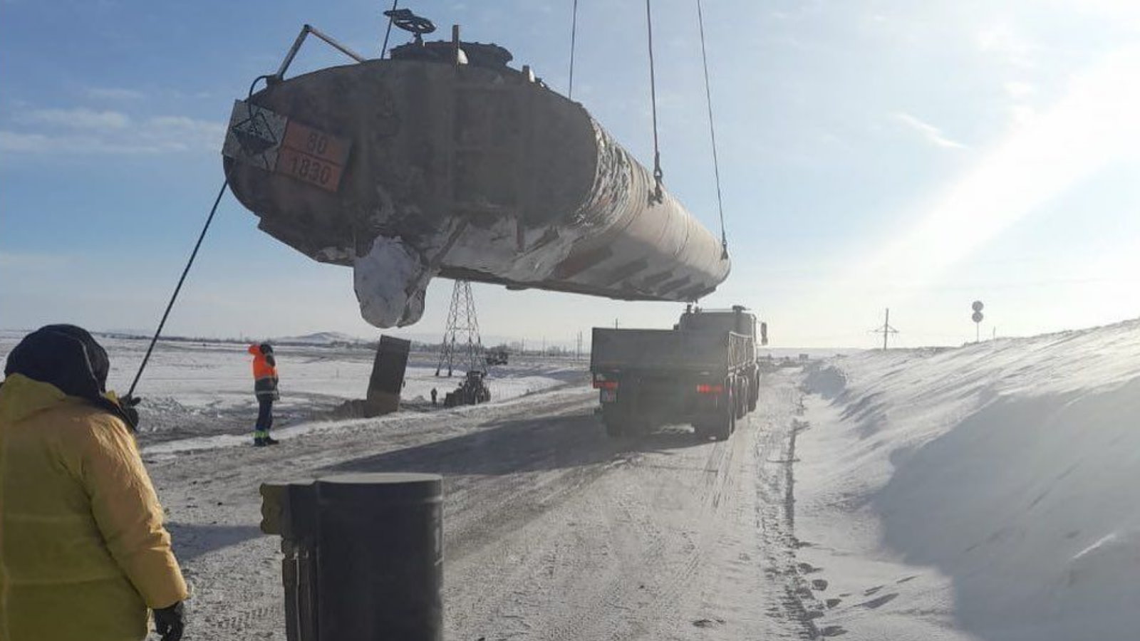 Цистерна с серной кислотой опрокинулась в Казахстане