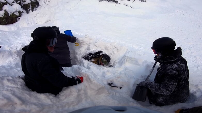 Снежная лавина накрыла туриста на курорте Шерегеш: видео