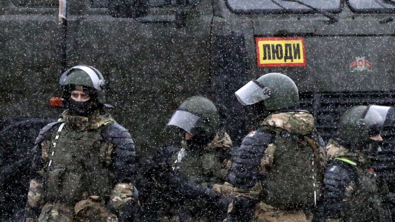 В Минске стянули спецтехнику, закрыли метро и ограничили интернет из-за оппозиции